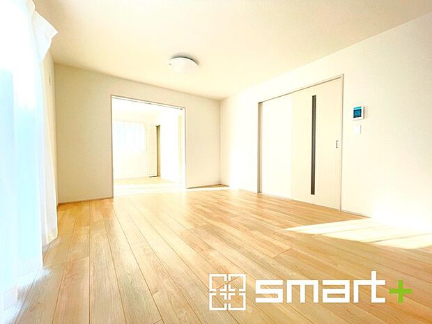 〜穏やかな陽の入るＬＤＫ〜 ・大きな窓のあるＬＤＫは陽当りも良好で明るい空間となっております。 ・ご家族団らんなど過ごす時間の多いＬＤＫが明るいのは嬉しいポイントですね。 