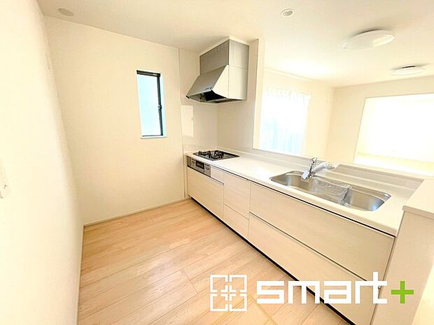 〜使い勝手の良いシステムキッチン〜 ・料理がしやすい設計のキッチンでお料理もはかどりますね。 ・もちろんキッチン下部は収納になっておりますので、フライパンなども収納可能です。 