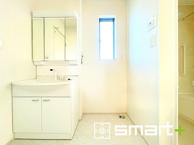 〜人気の三面鏡を採用〜 ・洗面台は三面鏡仕様なので鏡の角度を変える事で頭の後ろの方までご確認可能です。 ・鏡の裏が収納になっておりますので、洗面台周りもスッキリと片付きます。  