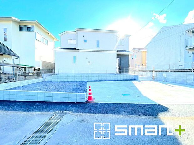 〜閑静な住宅街の立地〜 ・周辺は閑静な住宅街となっておりますので、静かな暮らしをご実現いただけます。 ・前面道路の交通量も多くないので、小さなお子様がいるご家庭でもご安心ですね。 