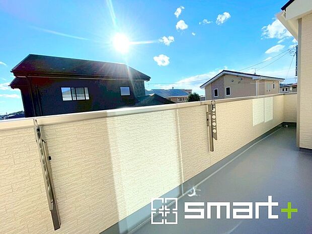 〜洗濯物も干しやすいバルコニー〜 ・バルコニーには物干し竿受けが標準装備されております。 ・テラス屋根等のオプションもお気軽にご相談くださいませ。 