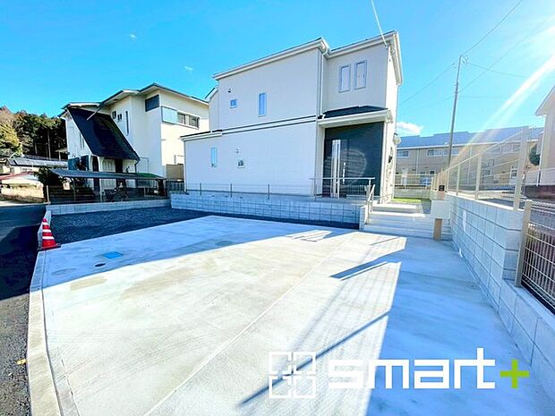 〜駐車場は4台分ご用意〜 ・駐車場は4台分ございますので、車通勤の方や複数台お持ちの方にもお勧めのお住まいです。 ・ご来客の際も安心の余裕の敷地です。 