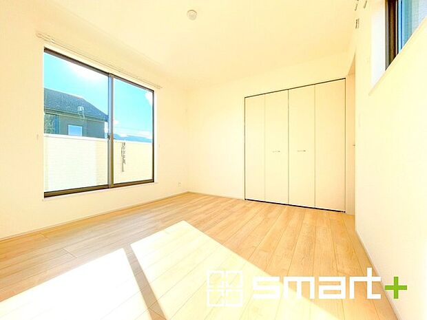 〜収納豊富な洋室〜 ・各居室に備え付けの収納をご用意。タンスなどを置く場合と比べ出っ張らないので部屋の中を有効のご活用いただけます。 ・収納の広さなどぜひ現地でご確認くださいませ。 