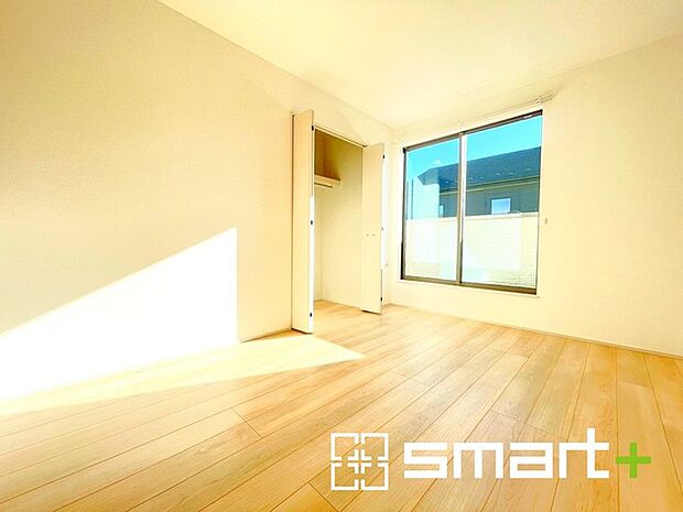 〜自然な風合いの洋室〜 ・ナチュラルな色彩で纏められた洋室は家具のコーディネートもしやすくなっております。 ・どんな家具にするか考えるだけでも楽しくなってきますね。 