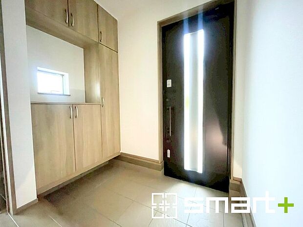 ～穏やかな陽の入る玄関～ ・玄関ドアのガラス部分に加えてシューズボックスの間に窓を設ける事で穏やかな陽の入る玄関に。 ・ご家族やご来客を明るい空間で出迎えてくれます。 