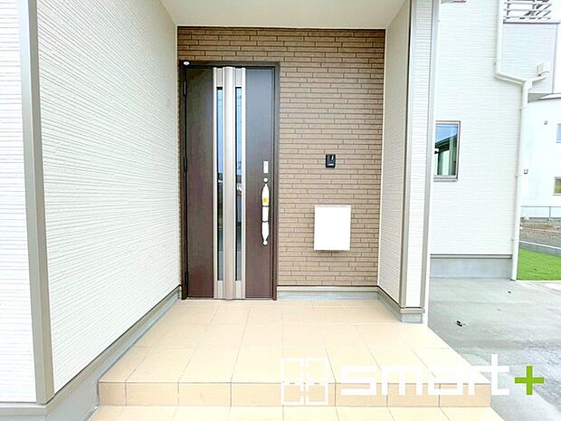 ~お住まいの顔「玄関」~ ・玄関ドアの上にはもちろん軒がございますので、雨の日でも濡れずに鍵の開閉が可能です。 ・鍵は防犯性に優れたディンプルキーを採用。