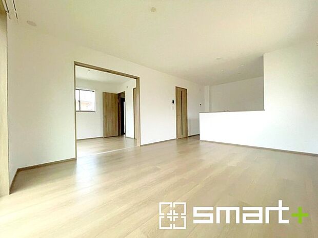 ~ナチュラルな色彩のLDK~ ・自然な風合いの色味で纏められたLDKは家具のコーディネートもしやすくなっております。 ・どんなインテリアにするか、考えるだけでも楽しくなりますね。