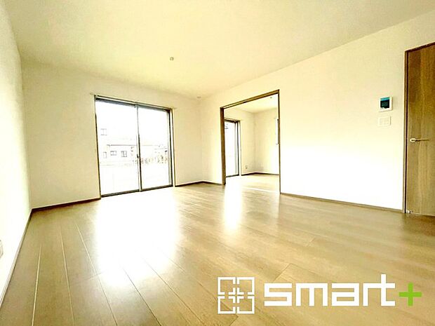 ~穏やかな陽の入るLDK~ ・大きな窓のあるLDKは陽当りも良好で明るい空間となっております。 ・ご家族団らんなど過ごす時間の多いLDKが明るいのは嬉しいポイントですね。