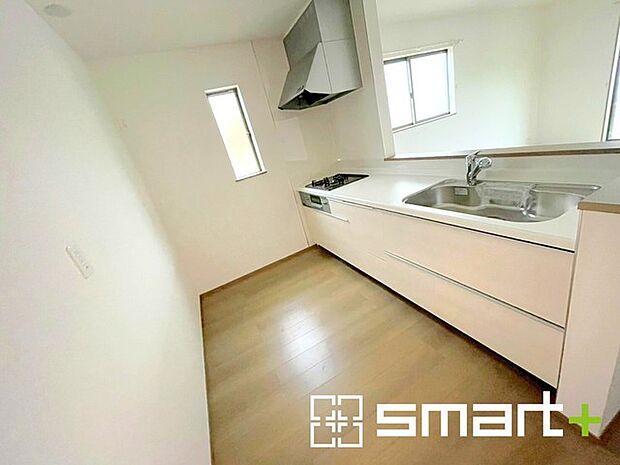 ~使い勝手の良いシステムキッチン~ ・料理がしやすい設計のキッチンでお料理もはかどりますね。 ・もちろんキッチン下部は収納になっておりますので、フライパンなども収納可能です。