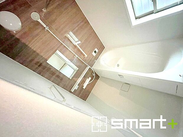 ~浴室乾燥機付きの浴室~ ・浴室には乾燥機が付いているので雨の日でも洗濯物を干すことが可能です。 ・水はけの良い床材など機能面も充実。マイクロバルなどオプションもご相談くださいませ。