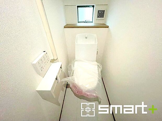 ～やはり便利なタンク式トイレ～ ・最近はタンクレストイレもございますが、タンク式の場合は停電時もお水を流すことが可能。 ・故障時なども比較的費用が安くなるなど、メリットが多くなります。 