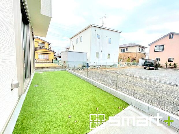 ~お庭もある余裕の敷地~ ・広々した敷地にはお庭もご用意。お庭があるだけで余裕を感じますね。 ・防草シートや人工芝の敷設などのオプションもお気軽にご相談くださいませ。