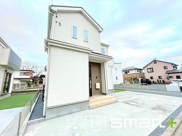 ~ベタ基礎でしっかりとした土台~ ・コンクリートの中に鉄筋を配し強度を高めた「ベタ基礎」を採用。 ・しっかりとした土台を造ったうえで、その上に建物が築造されていきます。