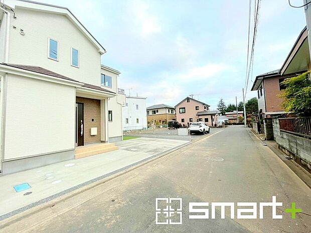 ~閑静な住宅街の立地~ ・周辺は閑静な住宅街となっておりますので、静かな暮らしをご実現いただけます。 ・前面道路の交通量も多くないので、小さなお子様がいるご家庭でもご安心ですね。