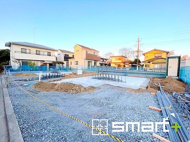 〜ベタ基礎でしっかりとした土台〜 ・コンクリートの中に鉄筋を配し強度を高めた「ベタ基礎」を採用。 ・しっかりとした土台を造ったうえで、その上に建物が築造されていきます。 