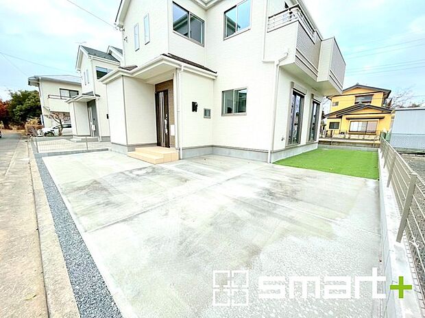 ~駐車場は3台分ご用意~ ・駐車場は3台分ございますので、車通勤の方や複数台お持ちの方にもお勧めのお住まいです。 ・ご来客の際も安心の余裕の敷地です。