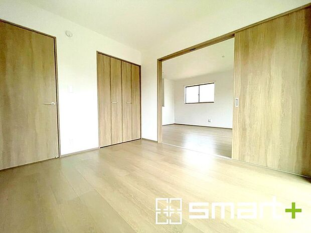 ~2面採光の明るいお部屋~ ・洋室は2面採光とする事で穏やかな陽の入る明るい空間となっております。 ・くつろぎのプライベート時間を明るい空間で穏やかにお過ごしいただけます。