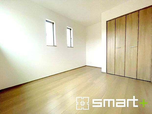 ～自然な風合いの洋室～ ・ナチュラルな色彩で纏められた洋室は家具のコーディネートもしやすくなっております。 ・どんな家具にするか考えるだけでも楽しくなってきますね。 