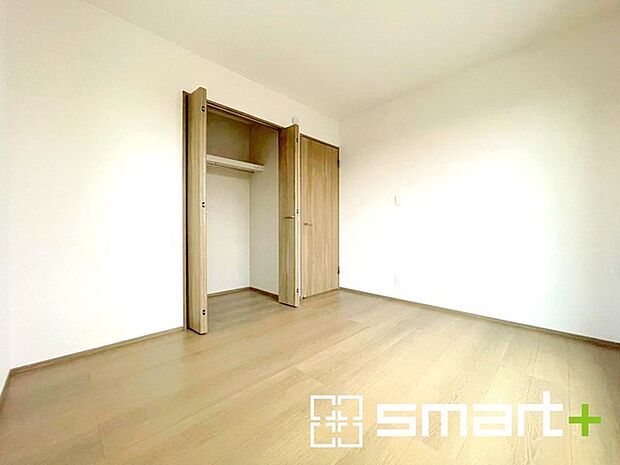 ~収納豊富な洋室~ ・各居室に備え付けの収納をご用意。タンスなどを置く場合と比べ出っ張らないので部屋の中を有効のご活用いただけます。 ・収納の広さなどぜひ現地でご確認くださいませ。