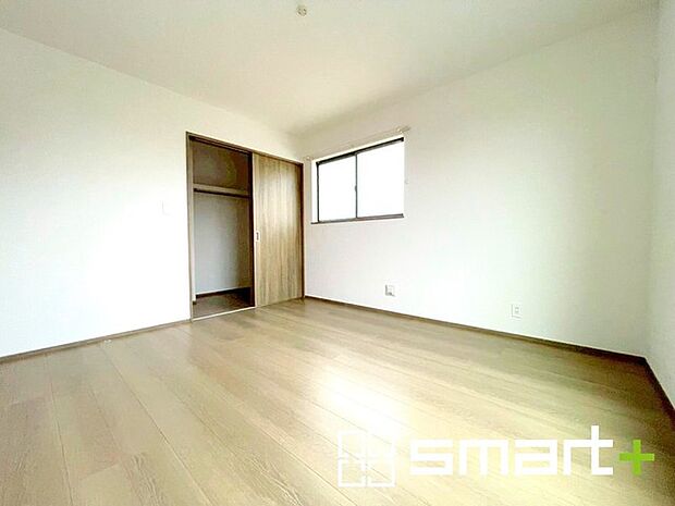 ~ウォークインクローゼットのあるお部屋~ ・人気のウォークインクローゼットをご用意。季節物や趣味の道具などもスッキリと収納が可能です。 ・最近流行りの収納術などもぜひご活用くださいませ。