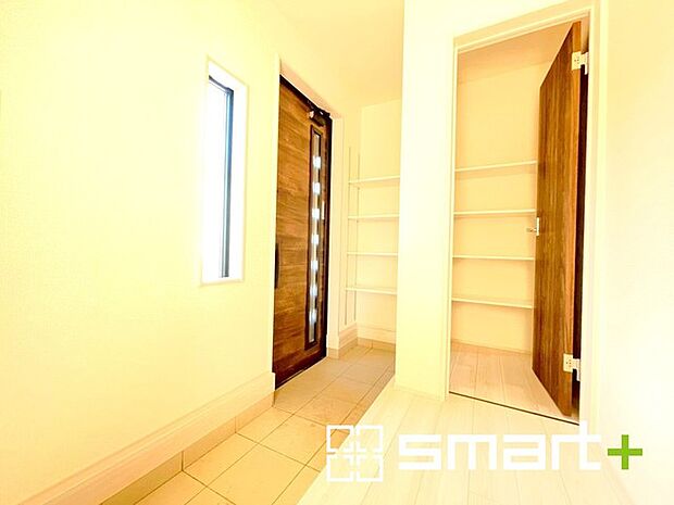 〜余裕の広さの玄関〜 ・玄関スペースを大きく取る事でご帰宅された際の開放感が違います。 ・お客様を出迎える顔にもなる玄関、この広さは魅力的ですね。ぜひ現地でご体感くださいませ。 