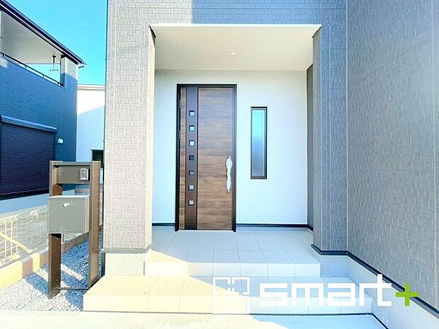 ~お住まいの顔「玄関」~ ・玄関ドアの上にはもちろん軒がございますので、雨の日でも濡れずに鍵の開閉が可能です。 ・鍵は防犯性に優れたディンプルキーを採用。