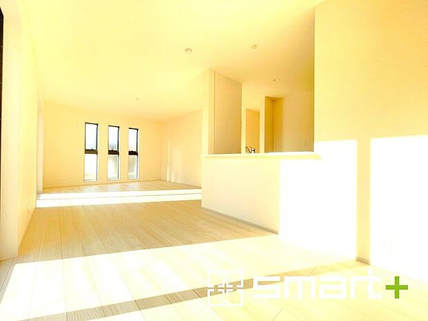 ~穏やかな陽の入るLDK~ ・大きな窓のあるLDKは陽当りも良好で明るい空間となっております。 ・ご家族団らんなど過ごす時間の多いLDKが明るいのは嬉しいポイントですね。