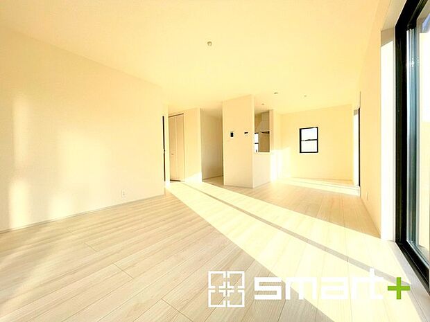 ~ナチュラルな色彩のLDK~ ・自然な風合いの色味で纏められたLDKは家具のコーディネートもしやすくなっております。 ・どんなインテリアにするか、考えるだけでも楽しくなりますね。