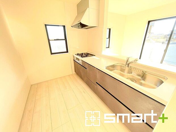 ～使い勝手の良いシステムキッチン～ ・料理がしやすい設計のキッチンでお料理もはかどりますね。 ・もちろんキッチン下部は収納になっておりますので、フライパンなども収納可能です。 