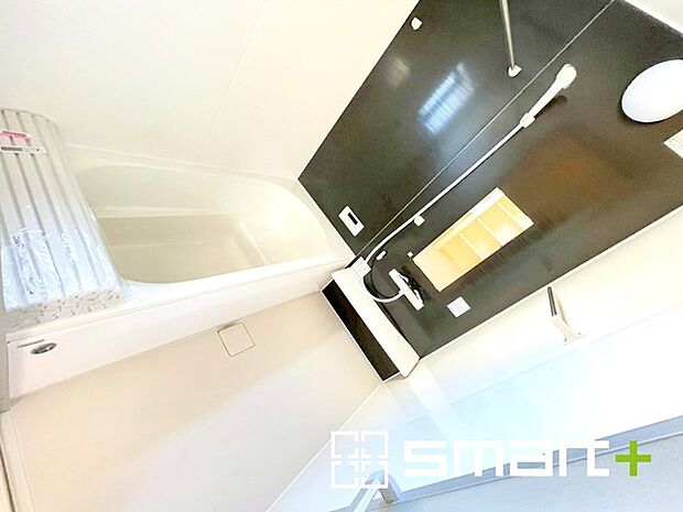 〜浴室乾燥機付きの浴室〜 ・浴室には乾燥機が付いているので雨の日でも洗濯物を干すことが可能です。 ・水はけの良い床材など機能面も充実。マイクロバルなどオプションもご相談くださいませ。 