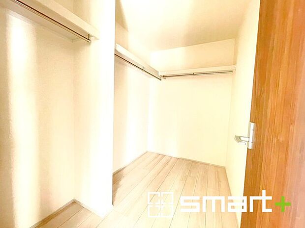 ~本格的な広さのウォークイン~ ・しっかりとした広さのウォークインクローゼットを設けた仕様。 ・よくある小さめのウォークインは実際には収納力弱めですが、これだけ大きいと十分な収納力です。