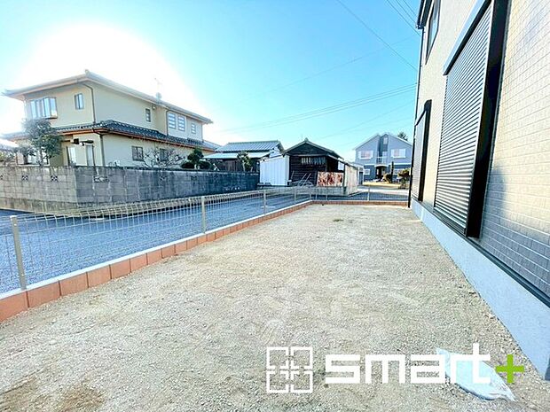 ~お庭もある余裕の敷地~ ・広々した敷地にはお庭もご用意。お庭があるだけで余裕を感じますね。 ・防草シートや人工芝の敷設などのオプションもお気軽にご相談くださいませ。