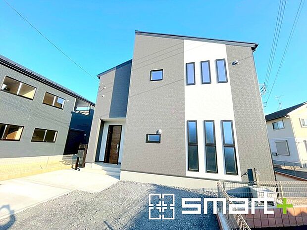 〜モダンな印象を与える外観〜 ・シックな色彩の2トーンカラーを採用する事でモダンでお洒落な印象の外観となっております。 ・毎日家に帰ってくることが誇らしくなる高級感のある仕様。 