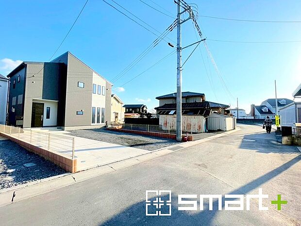 ~閑静な住宅街の立地~ ・周辺は閑静な住宅街となっておりますので、静かな暮らしをご実現いただけます。 ・前面道路の交通量も多くないので、小さなお子様がいるご家庭でもご安心ですね。