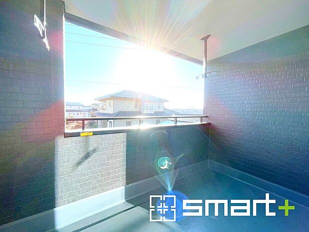 〜屋根付きのバルコニー〜 ・バルコニーは屋根付きなので急な雨でも安心です。 ・奥行きもあるので洗濯物が干しやすいのも嬉しいポイントですね。 