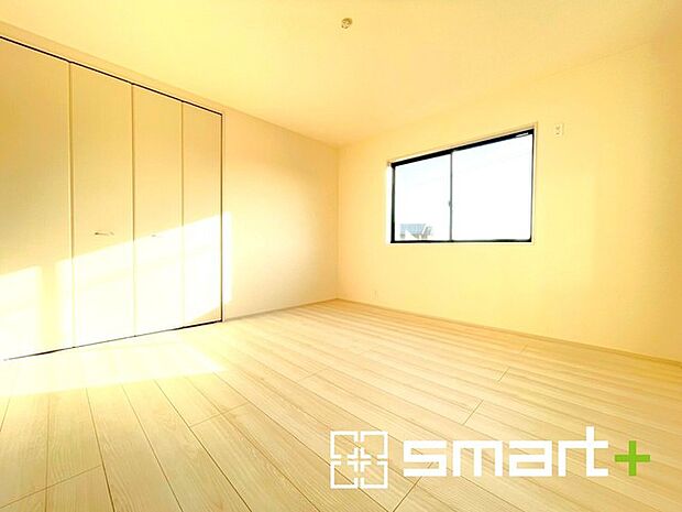 ~2面採光の明るいお部屋~ ・洋室は2面採光とする事で穏やかな陽の入る明るい空間となっております。 ・くつろぎのプライベート時間を明るい空間で穏やかにお過ごしいただけます。