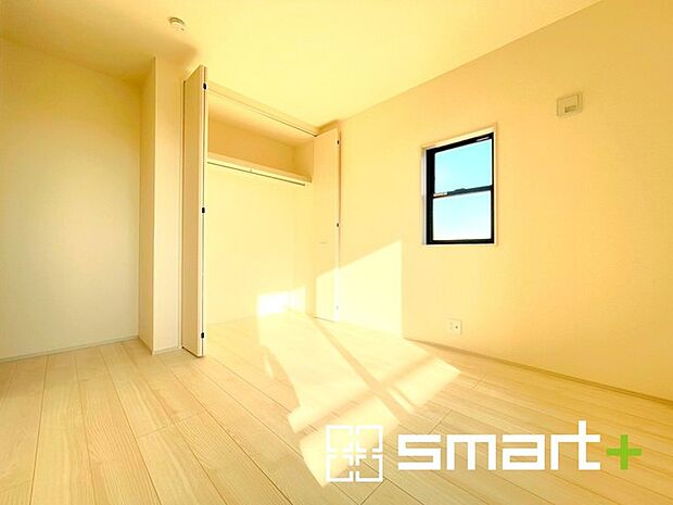 ～収納豊富な洋室～ ・各居室に備え付けの収納をご用意。タンスなどを置く場合と比べ出っ張らないので部屋の中を有効のご活用いただけます。 ・収納の広さなどぜひ現地でご確認くださいませ。 