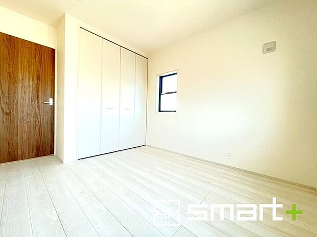 ~自然な風合いの洋室~ ・ナチュラルな色彩で纏められた洋室は家具のコーディネートもしやすくなっております。 ・どんな家具にするか考えるだけでも楽しくなってきますね。