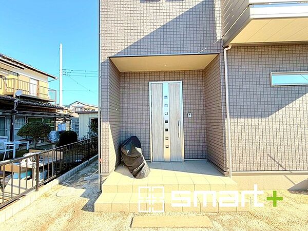 ～デザイン性に優れた玄関～ ・モダンなデザインの玄関ドアを採用する事でお住まいの「顔」の印象が大きく変わります。 ・毎日帰宅した際に嬉しくなる仕様です。