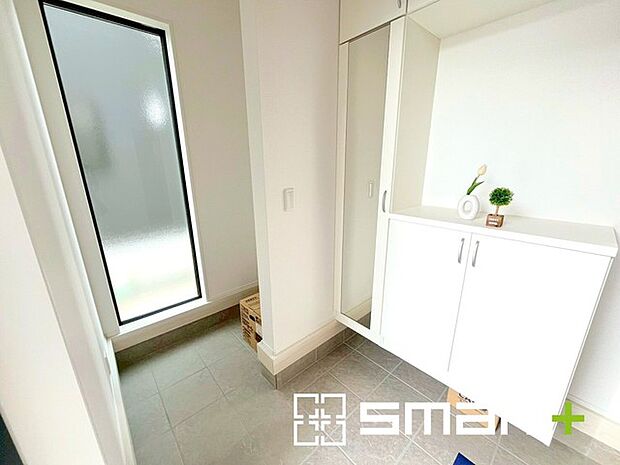 〜余裕の広さの玄関〜 ・玄関スペースを大きく取る事でご帰宅された際の開放感が違います。 ・お客様を出迎える顔にもなる玄関、この広さは魅力的ですね。ぜひ現地でご体感くださいませ。 