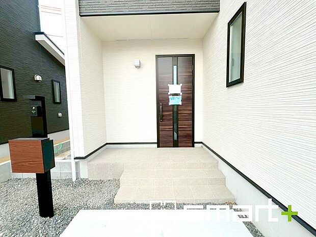~お住まいの顔「玄関」~ ・玄関ドアの上にはもちろん軒がございますので、雨の日でも濡れずに鍵の開閉が可能です。 ・鍵は防犯性に優れたディンプルキーを採用。