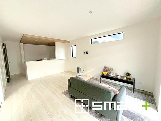 ~穏やかな陽の入るLDK~ ・大きな窓のあるLDKは陽当りも良好で明るい空間となっております。 ・ご家族団らんなど過ごす時間の多いLDKが明るいのは嬉しいポイントですね。