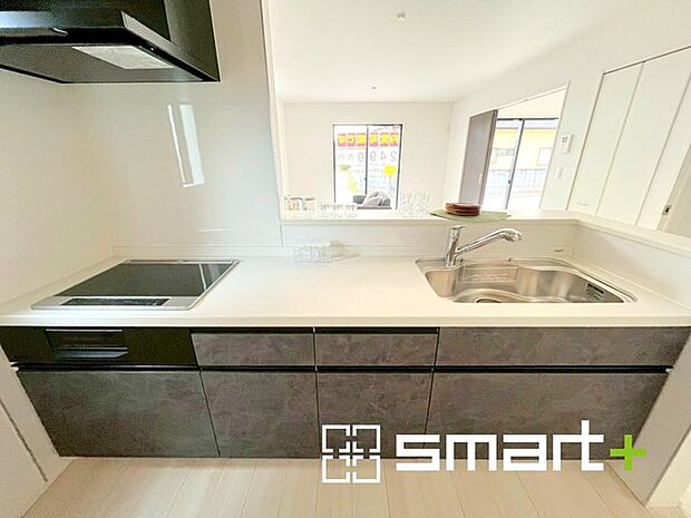 ~人気のカウンターキッチン~ ・キッチンは人気のカウンタータイプを採用。「ご家族の顔が見える」造りです。 ・蛇口に浄水器が内蔵されているなど機能面でも優れた仕様です。