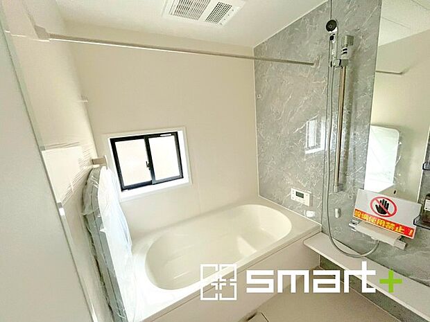 〜暖房乾燥機付きの浴室〜 ・ヒートショック対策にもなる浴室暖房を標準装備。冬場でも暖かくしてからご入浴が可能です。 ・もちろん乾燥機も付いておりますので、雨の日でも洗濯物を干せますよ。 