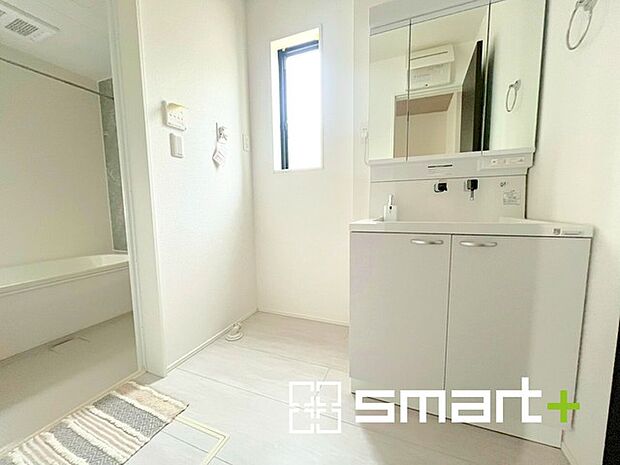 〜人気の三面鏡を採用〜 ・洗面台は三面鏡仕様なので鏡の角度を変える事で頭の後ろの方までご確認可能です。 ・鏡の裏が収納になっておりますので、洗面台周りもスッキリと片付きます。 