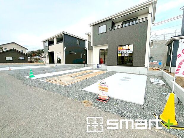 〜閑静な住宅街の立地〜 ・周辺は閑静な住宅街となっておりますので、静かな暮らしをご実現いただけます。 ・前面道路の交通量も多くないので、小さなお子様がいるご家庭でもご安心ですね。 