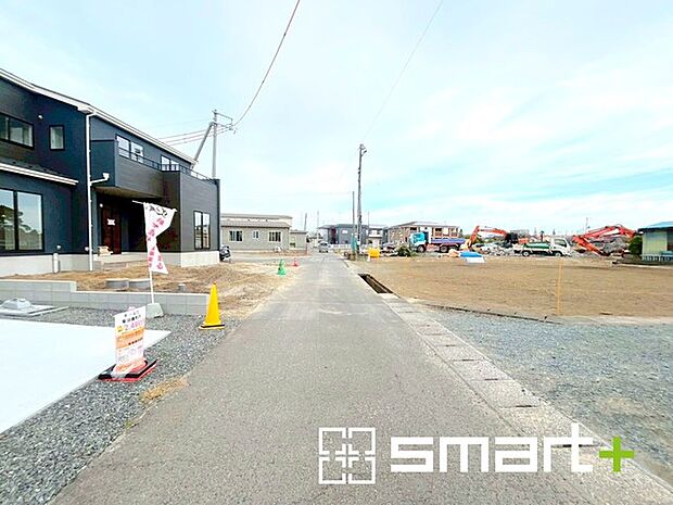 〜十分な広さのある前面道路〜 ・前面道路は約4.2ｍございますので、お車でのすれ違いも可能で余計なストレスがかかりません。 ・日々お車での移動が多い方には大切なポイントですね。 