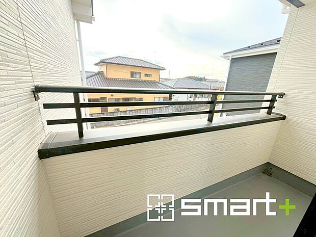 〜洗濯物も干しやすいバルコニー〜 ・バルコニーには物干し竿受けが標準装備されております。 ・テラス屋根等のオプションもお気軽にご相談くださいませ。 