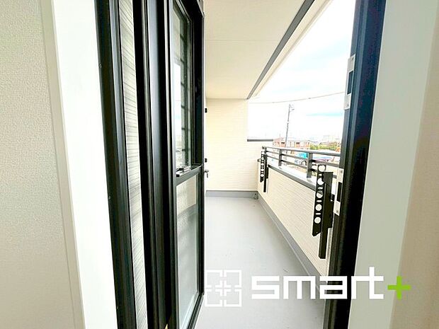 ~屋根付きのバルコニー~ ・バルコニーは屋根付きなので急な雨でも安心です。 ・奥行きもあるので洗濯物が干しやすいのも嬉しいポイントですね。