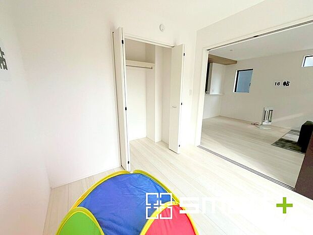 ~収納豊富な洋室~ ・各居室に備え付けの収納をご用意。タンスなどを置く場合と比べ出っ張らないので部屋の中を有効のご活用いただけます。 ・収納の広さなどぜひ現地でご確認くださいませ。